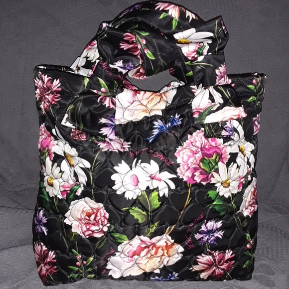 Betsey Johnson Handbags - Betsey Johnson LARGE BOW TOTE